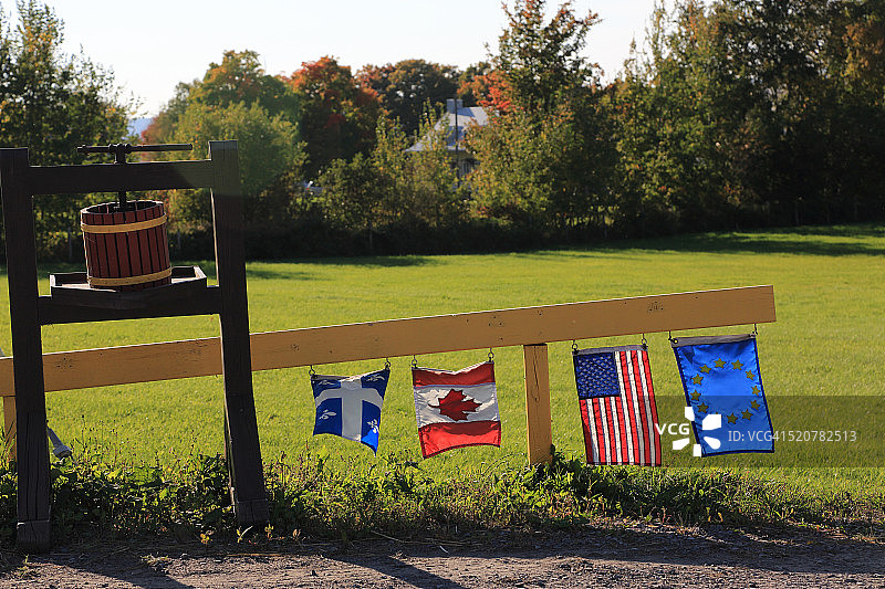 农场入口附近的旗帜图片素材
