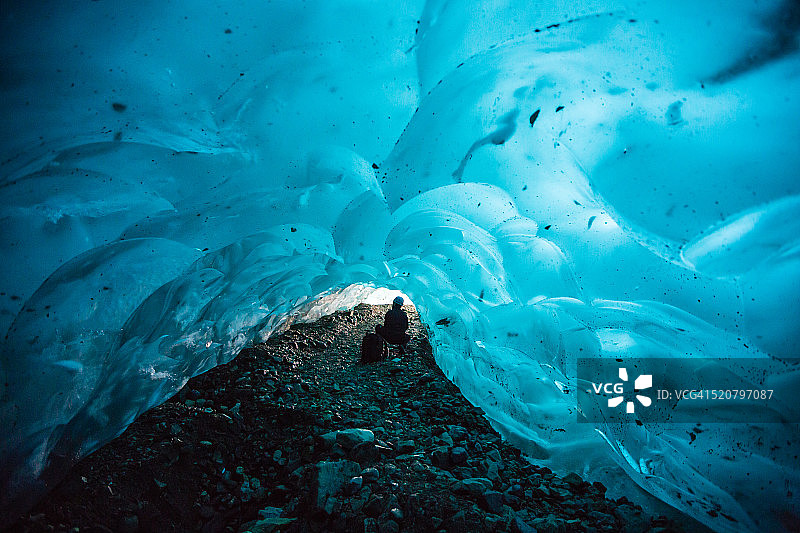冰川下徒步图片素材