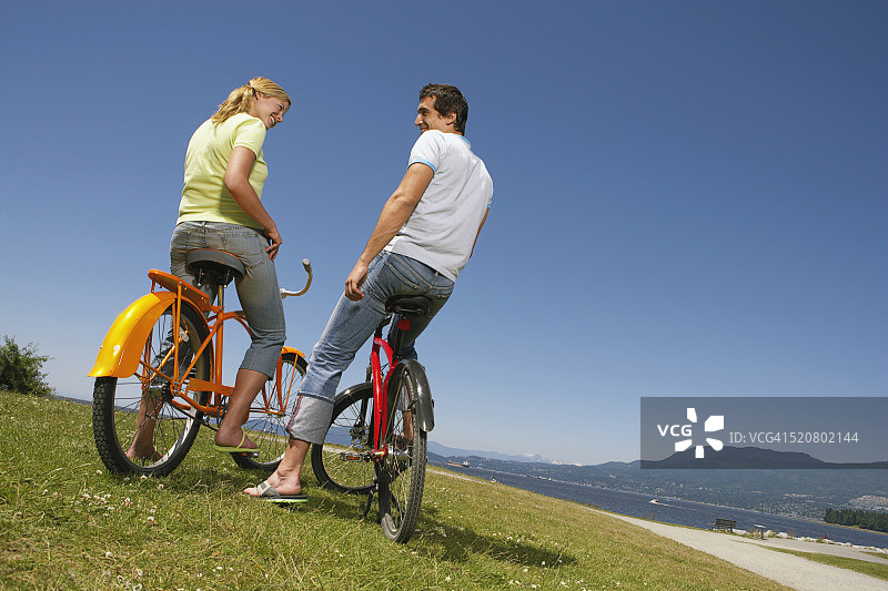 情侣骑自行车图片素材