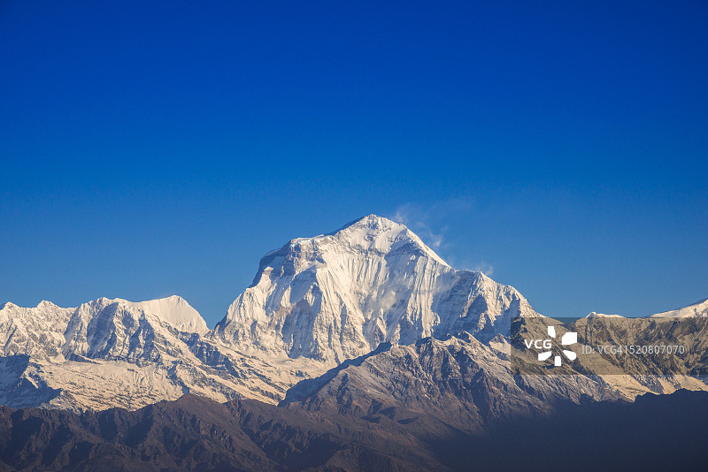 特写：从普恩山 viewpoint 拍摄的道拉吉里山脉和蓝天图片素材