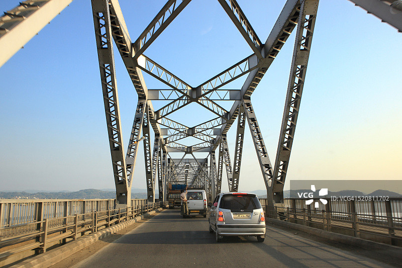 印度阿萨姆邦布拉马普特拉河桥上的交通图片素材