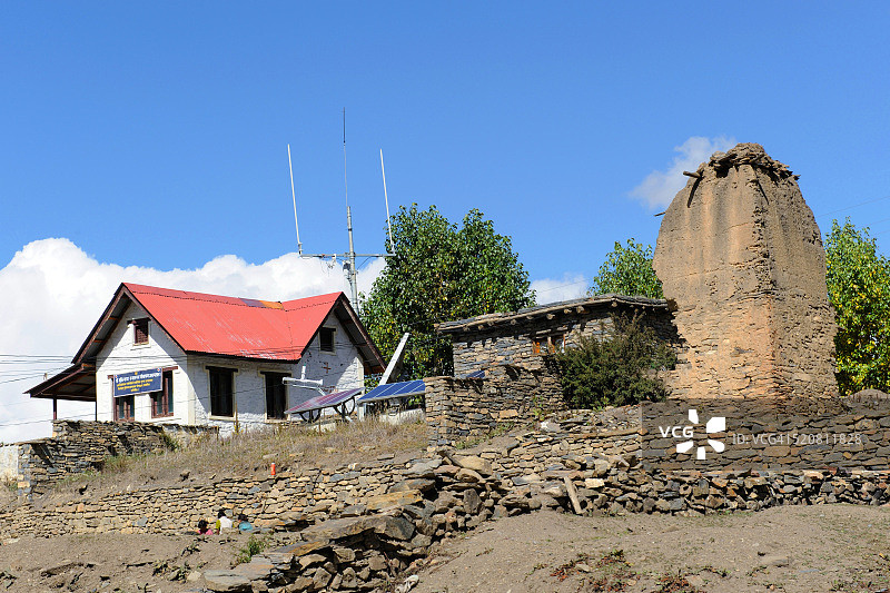 尼泊尔穆克提纳特的现代与古代建筑图片素材
