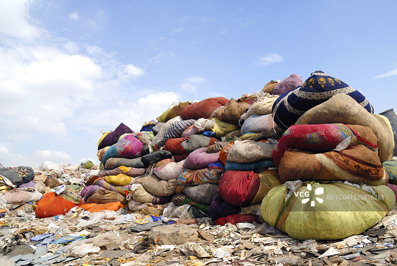 印度马哈拉施特拉邦孟买德奥纳尔垃圾填埋场的破布捆图片素材