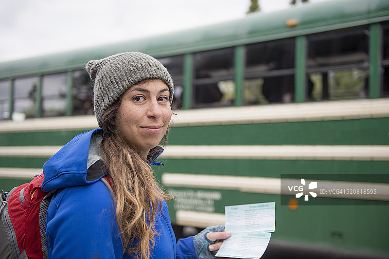 拿着巴士车票的年轻女子，德纳里国家公园图片素材