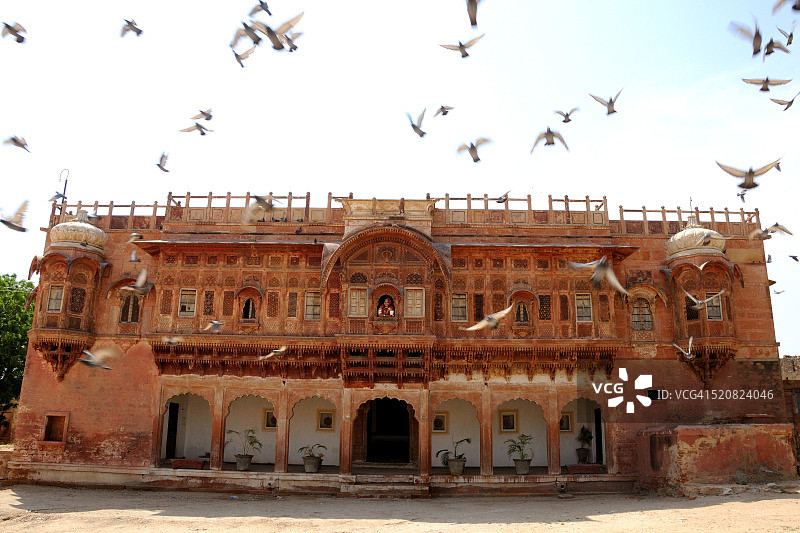 女人从印度拉贾斯坦邦哈维利的窗户向外窥视图片素材