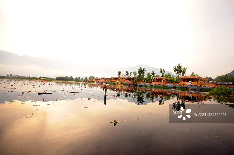 印度查谟和克什米尔邦斯利那加达尔湖的船屋图片素材