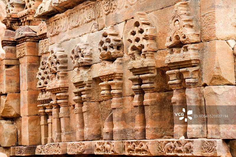印度卡纳塔克邦帕塔达卡尔卡希维什瓦纳塔神庙的雕刻墙壁图片素材
