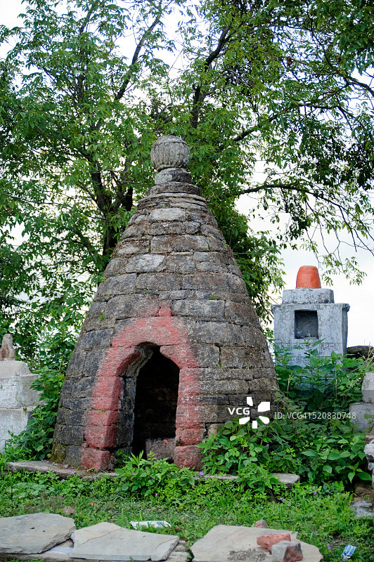 印度北阿坎德邦希特拉凯特湿婆神庙的陵墓图片素材