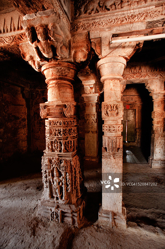 印度马哈拉施特拉邦艾哈迈德讷格尔希德什瓦尔神庙的装饰柱图片素材