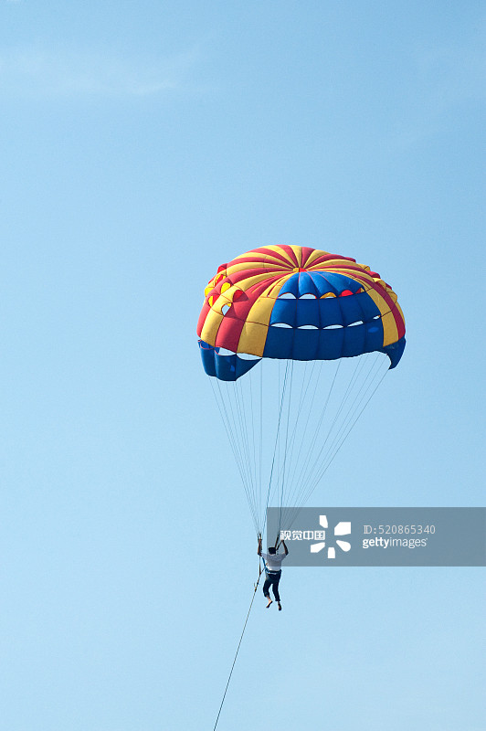 印度马哈拉施特拉邦纳冈的滑翔伞图片素材