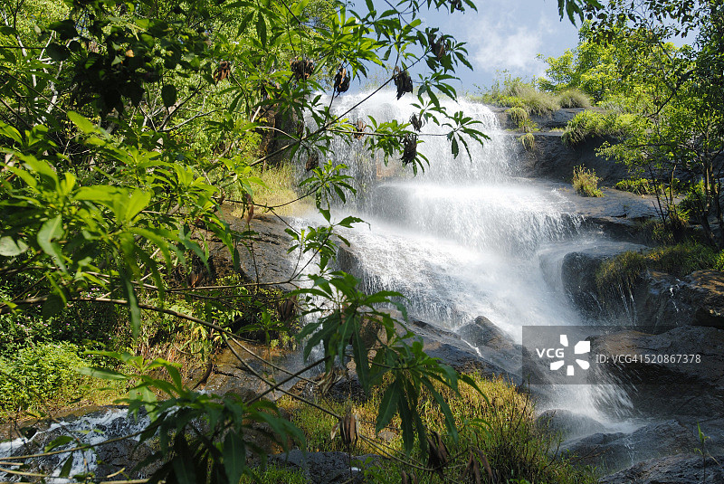 印度泰米尔纳德邦库努尔季风期间的瀑布图片素材