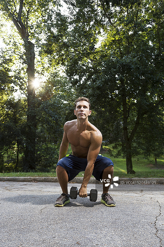 在公园举重的健壮男子图片素材