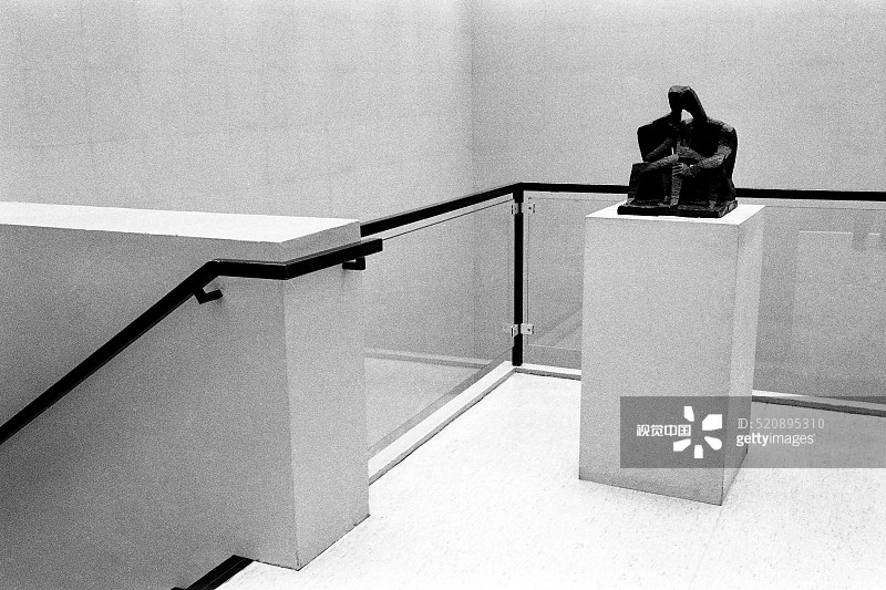 阿姆斯特丹梵高博物馆内的雕塑和栏杆（1986年）图片素材