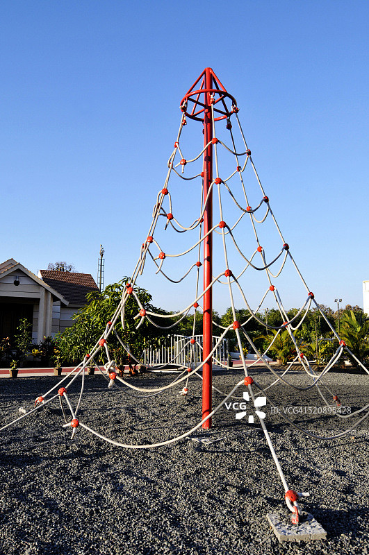 印度古吉拉特邦游乐场丛林健身架图片素材