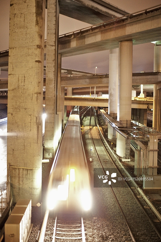 高速公路迷宫下的BART列车图片素材