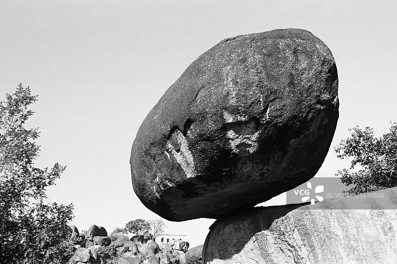 印度中央邦贾巴尔普尔马丹马哈尔堡的平衡石图片素材