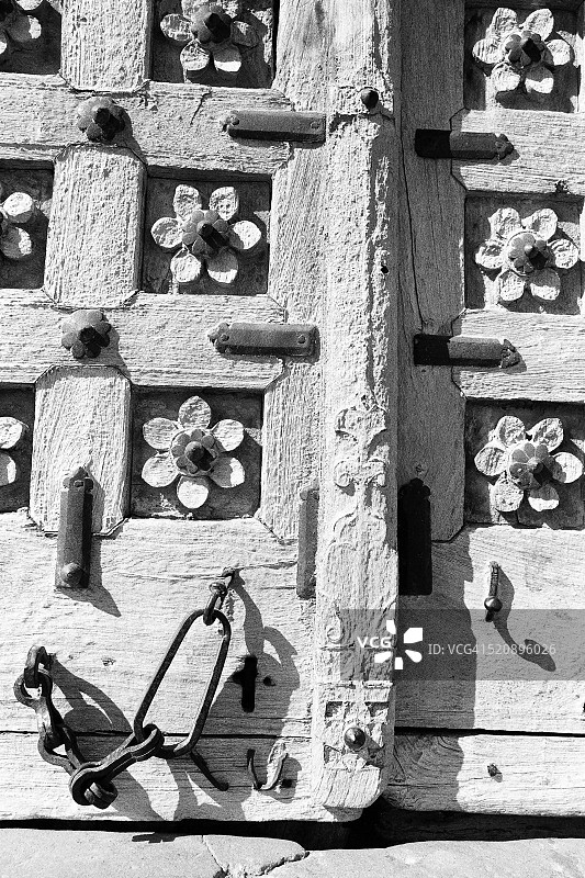 印度拉贾斯坦邦斋沙默尔耆那教寺庙的古老木门闩，1984年图片素材