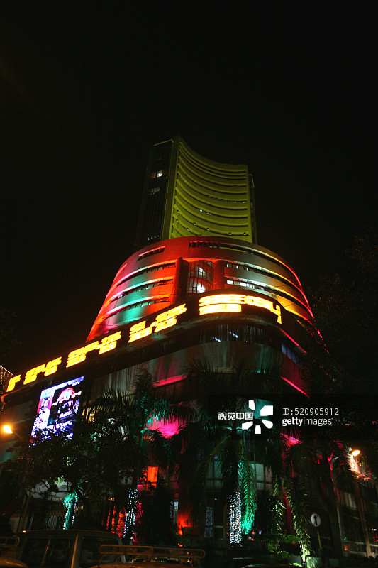 印度孟买排灯节期间灯火辉煌的孟买证券交易所图片素材