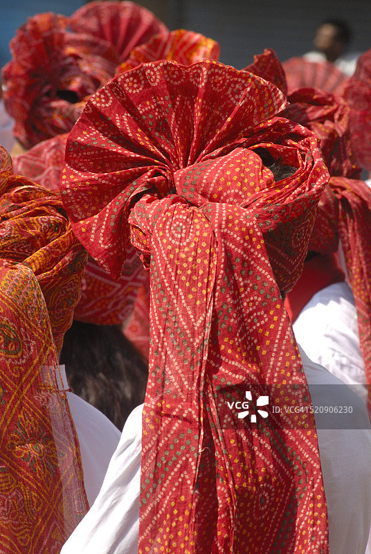 马哈希夫拉特里节游行中戴头巾的男人背面特写，印度马哈拉施特拉邦浦那图片素材