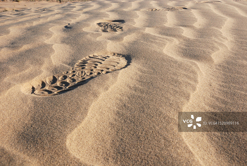 印度拉贾斯坦邦库赫里沙漠沙滩上的鞋印图片素材