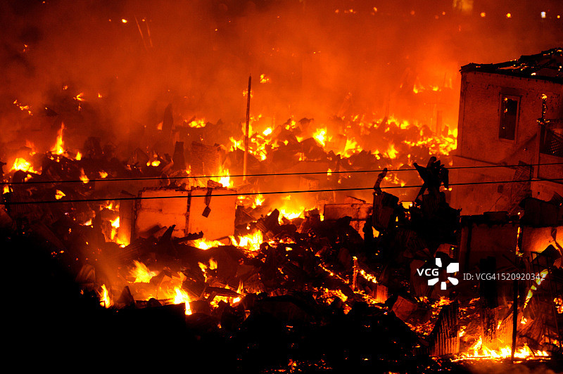 印度马哈拉施特拉邦孟买班德拉贫民窟发生火灾图片素材