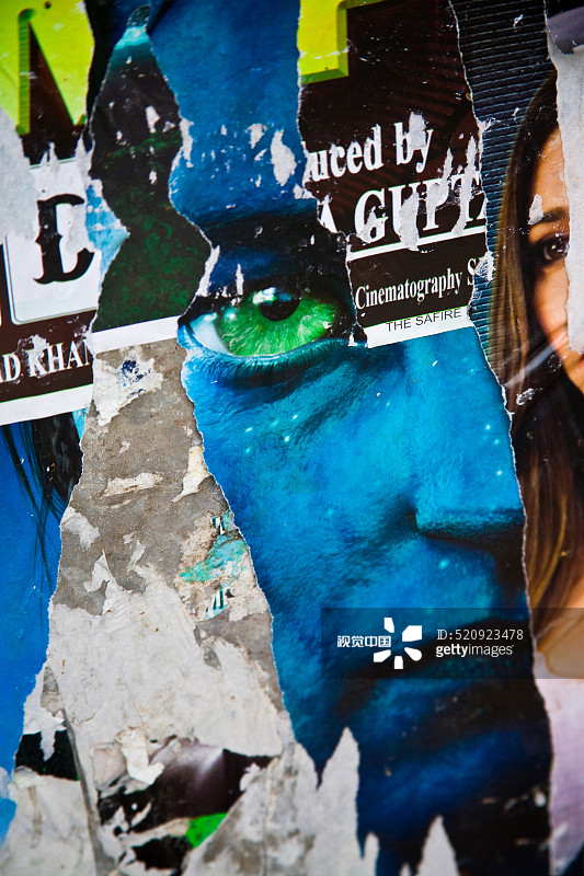 孟买墙上电影海报的绿色眼睛图片素材