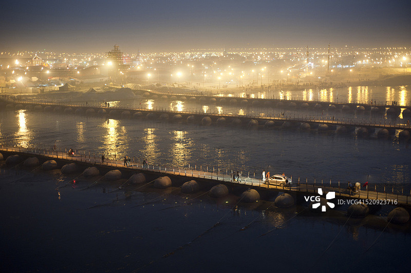 印度北方邦阿拉哈巴德的昆梅拉节附近的浮桥图片素材