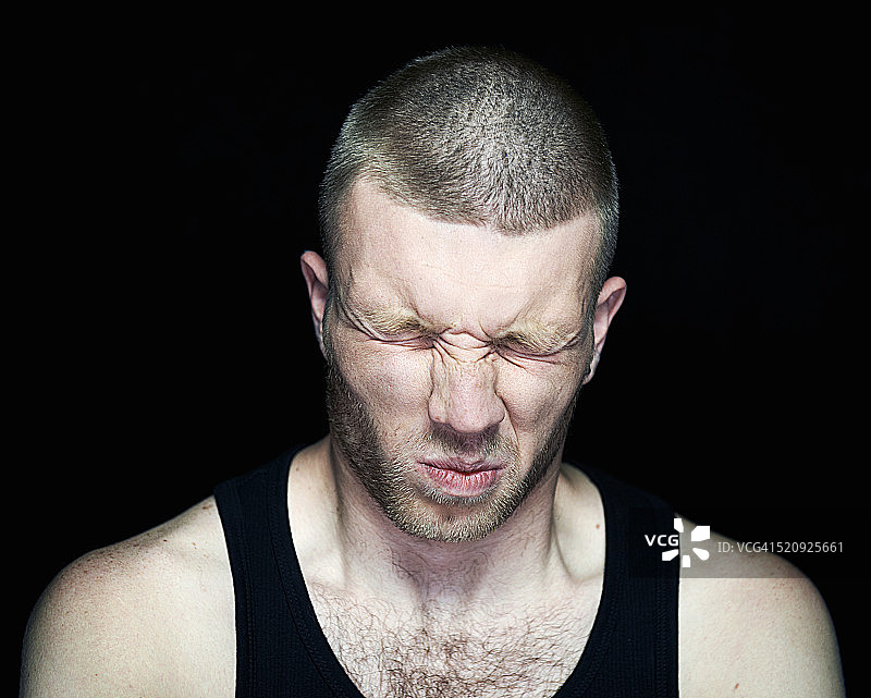 表情痛苦的男人图片素材