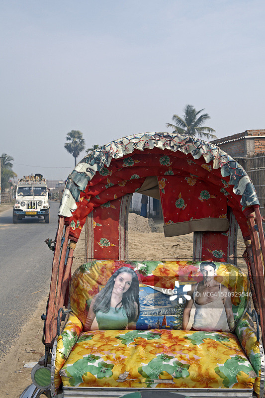 印度比哈尔邦的装饰人力车，饰有宝莱坞明星照片图片素材