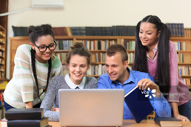 四个学生在图书馆一起学习图片素材