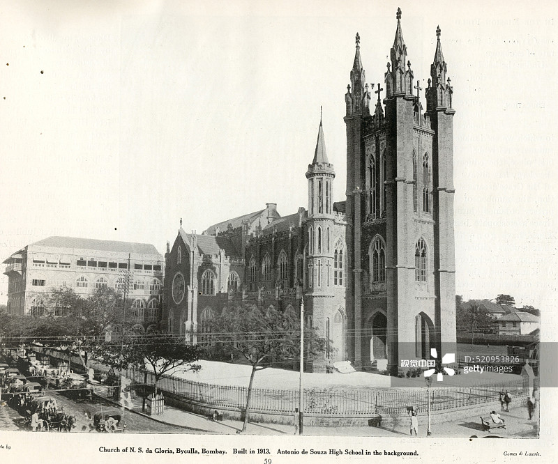 孟买比库拉圣母荣耀天主教社区教堂，建于1913年，安东尼奥·德·索萨高中为背景，马哈拉施特拉邦图片素材