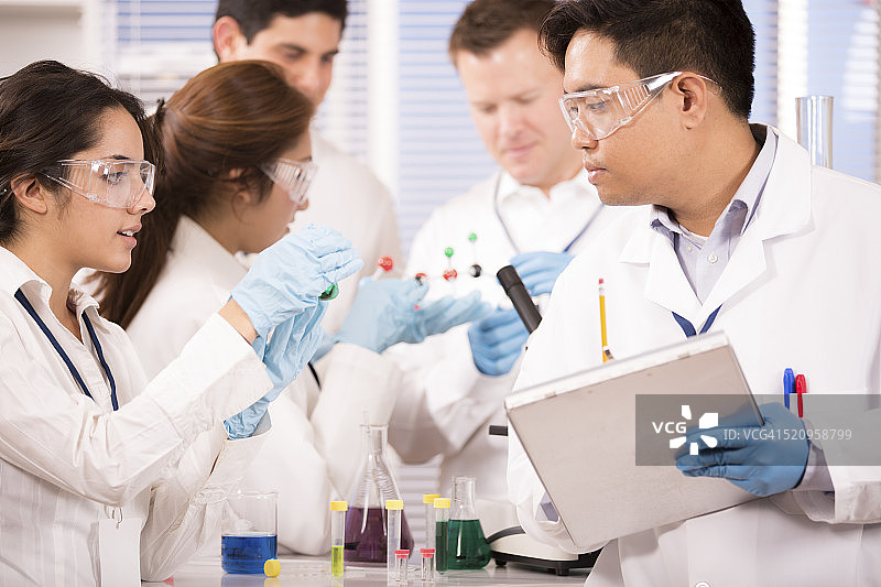 科研实验室内多民族科学家团队图片素材