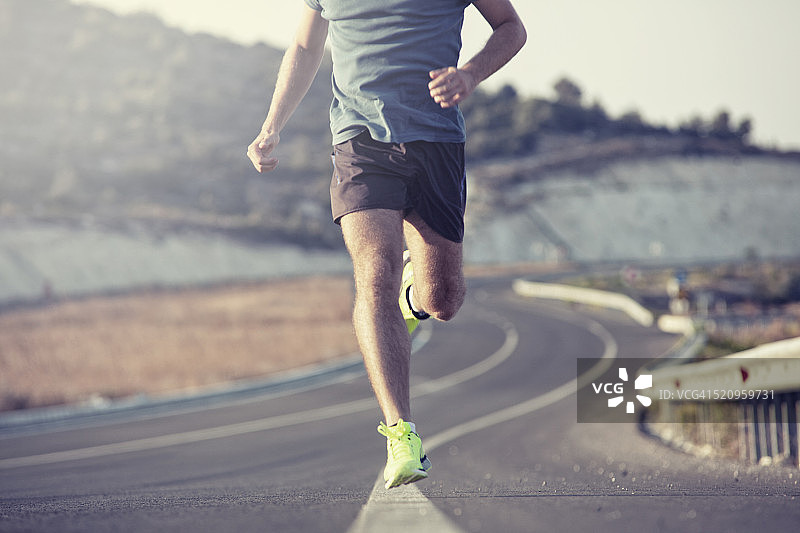 在沥青路上户外跑步图片素材