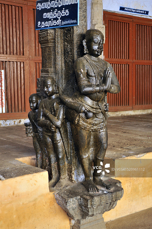 印度泰米尔纳德邦甘蒂马蒂内拉亚帕神庙中的国王雕像图片素材
