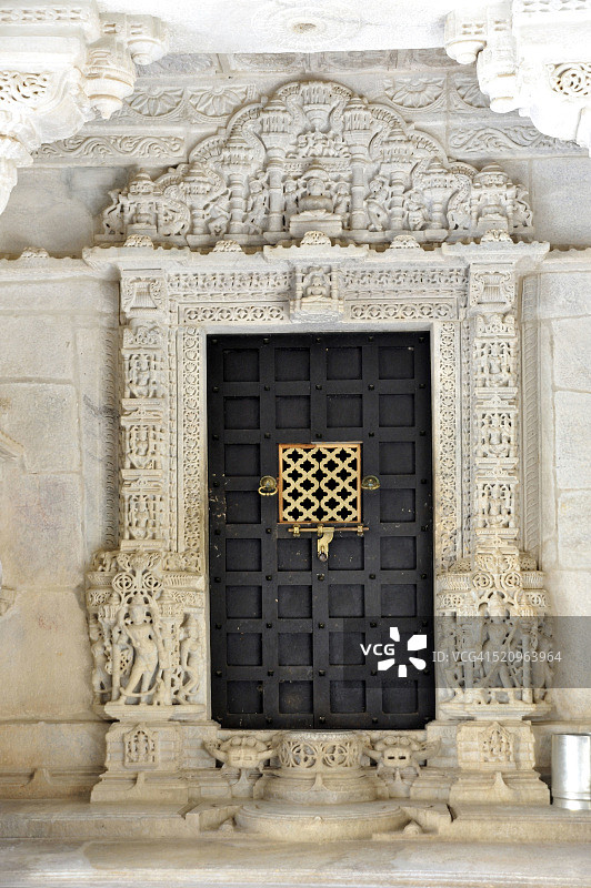 印度拉贾斯坦邦拉纳克普尔耆那教寺庙的装饰门图片素材