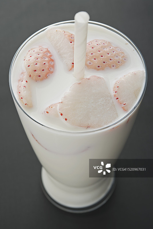一杯特别的鲜草莓牛奶图片素材