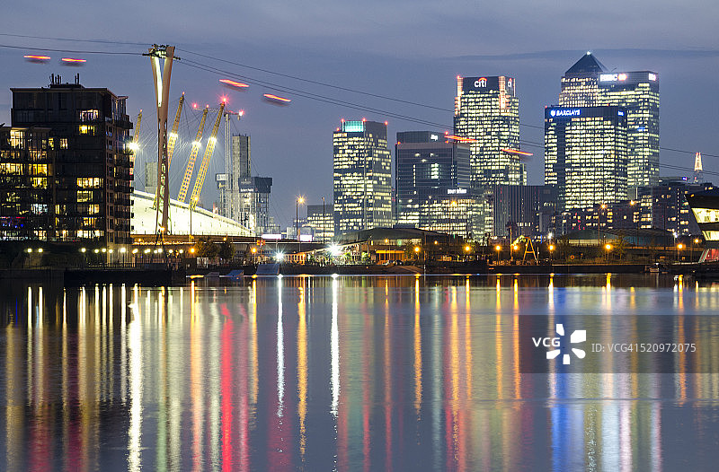 夜晚的金丝雀码头和皇家维多利亚码头图片素材