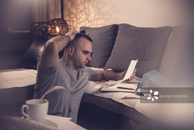 管理家庭财务的年轻男人图片素材