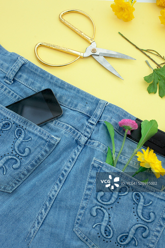 在花店牛仔裤口袋里的手机图片素材