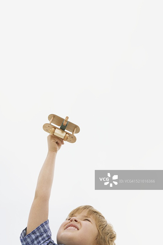 玩玩具飞机的男孩图片素材