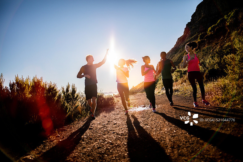 朋友们在户外跑步图片素材