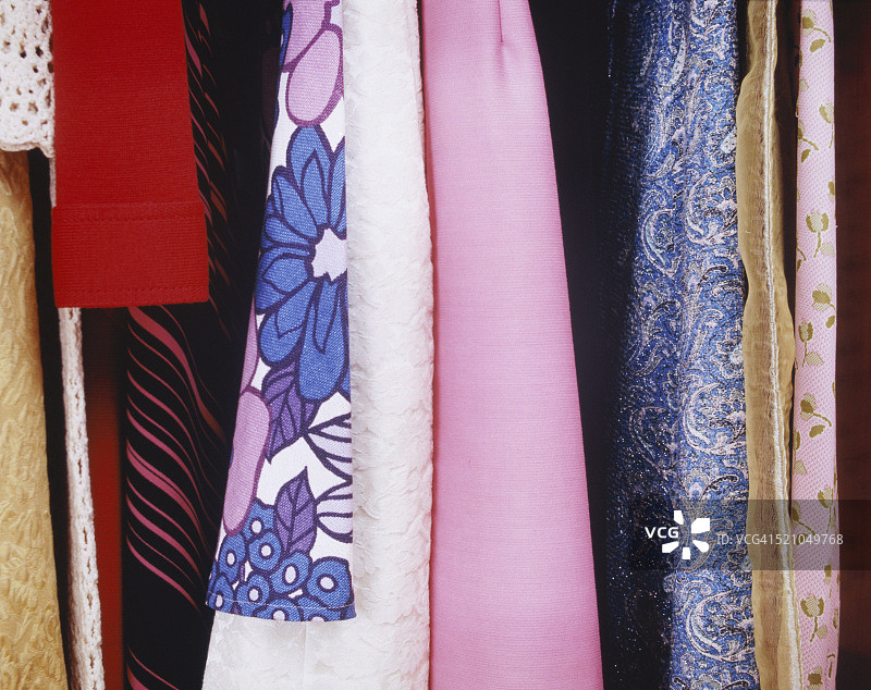 挂在衣架上的连衣裙图片素材