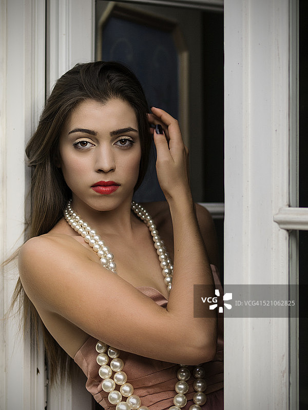 在窗边的女孩图片素材