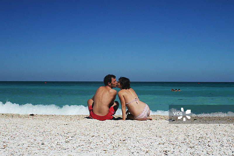 锡罗洛海滩上的亲吻图片素材