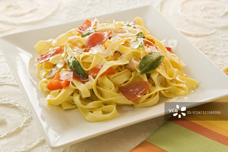 新鲜鼠尾草和意式火腿宽面图片素材