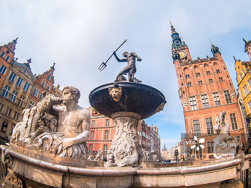 波兰格但斯克杜尔加街的海神喷泉和市政厅图片素材