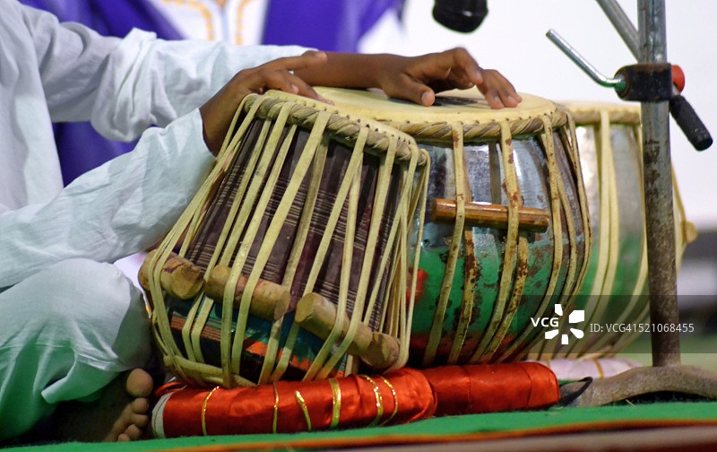 男孩演奏塔布拉鼓图片素材