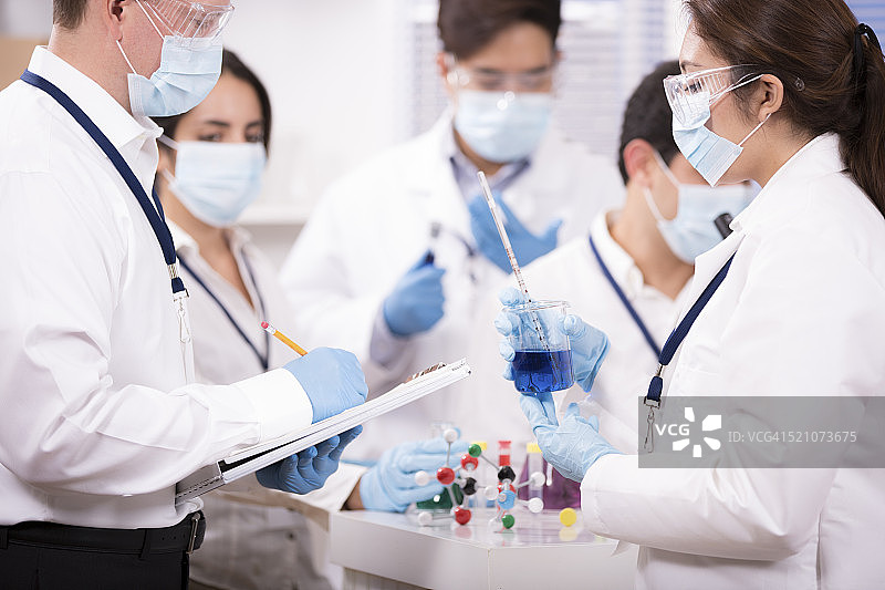 科研实验室内多民族科学家团队图片素材