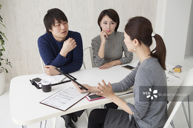 情侣在房地产中介寻找房产图片素材