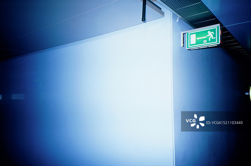 紧急出口标志图片素材